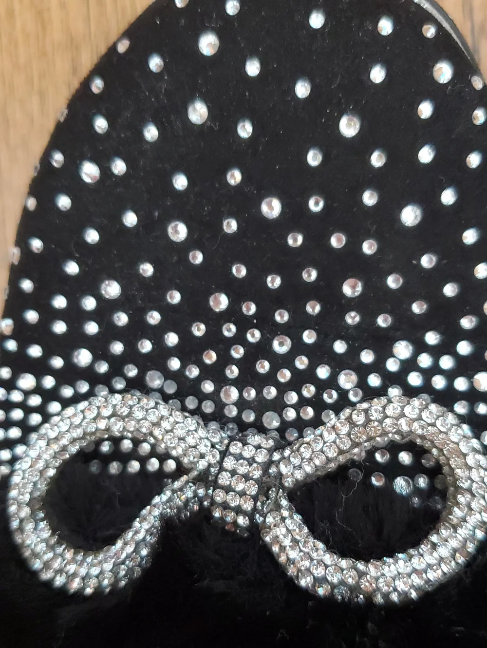 Gianni Bini ComfieeTwo Embellished Rhinestone Bow Faux Fur Slippers in black 12M